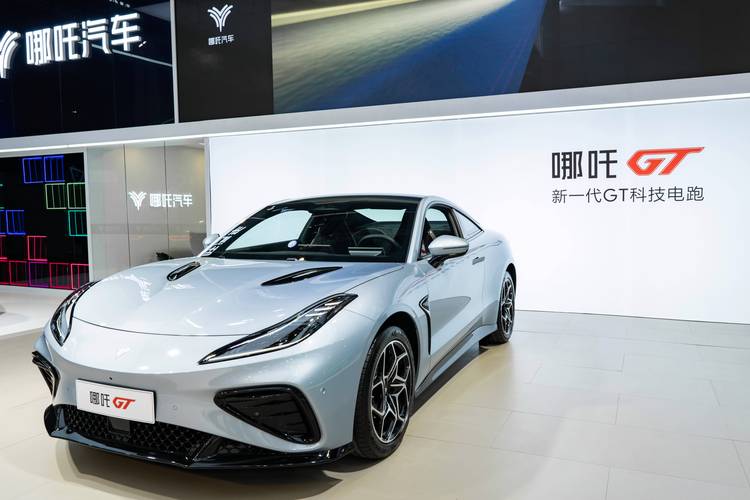 东莞183哪吒汽车在智能汽车领域的表现，领途汽车在新能源汽车市场中的影响力